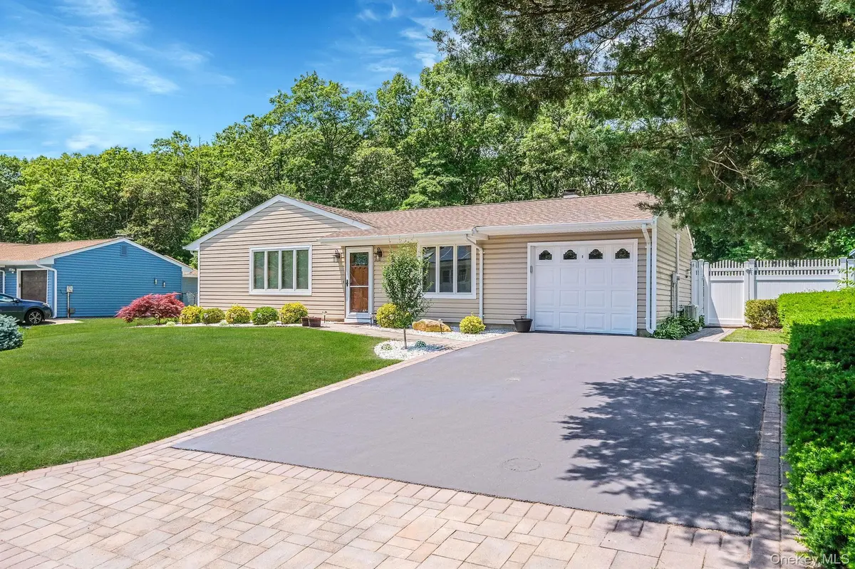 150 Rosemont AVE, Farmingville, NY 11738