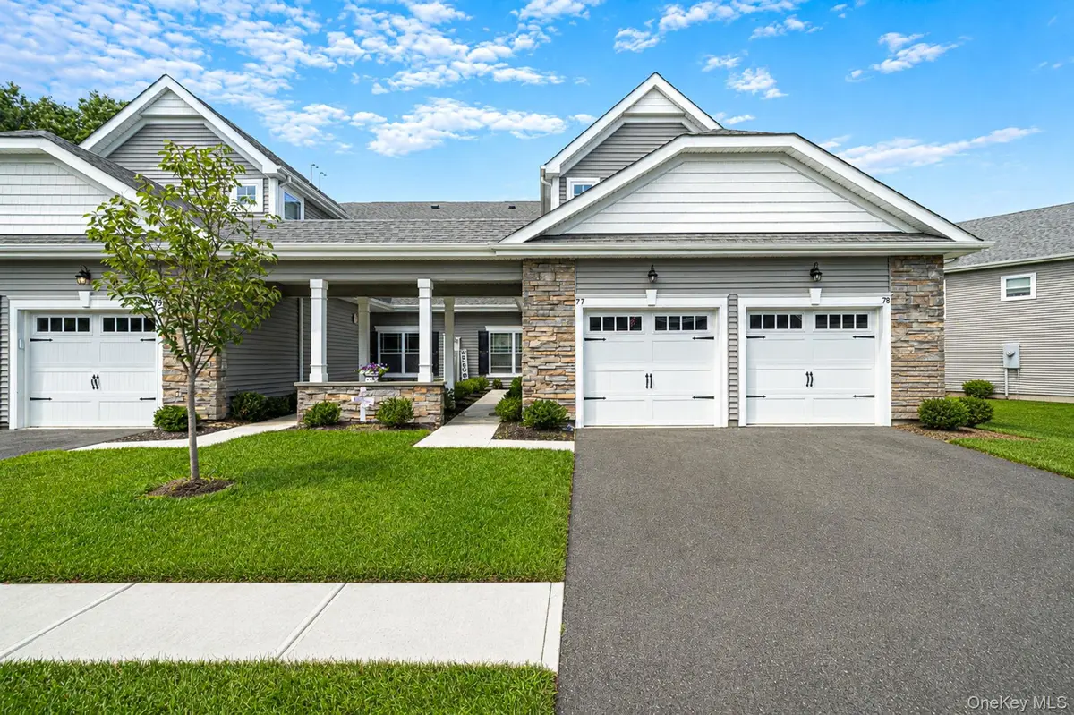 77 Willow CIR, Coram, NY 11727