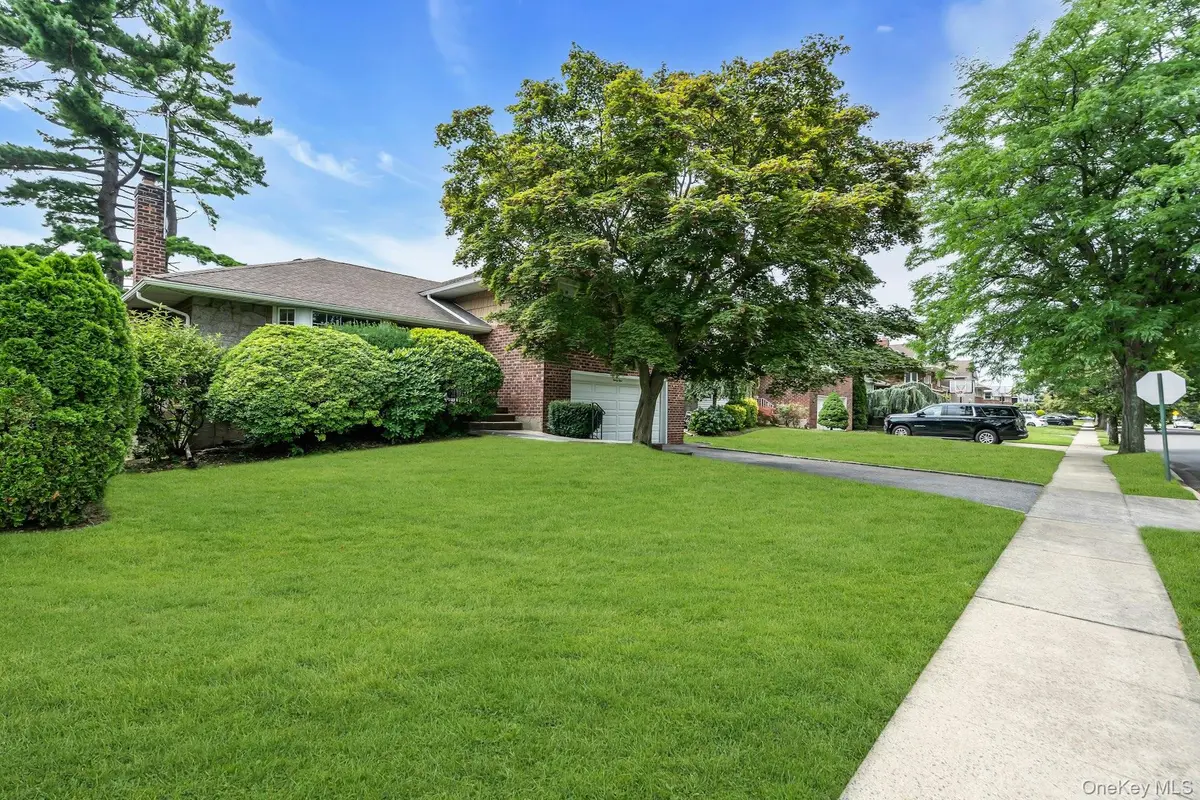 31 Bellwood DR, New Hyde Park, NY 11040