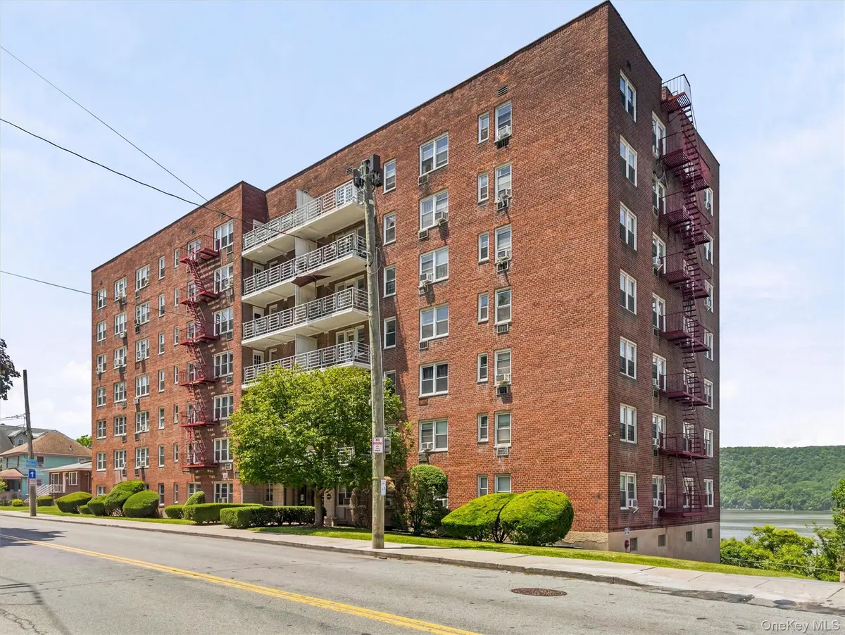 679 warburton AVE #2R, Yonkers, NY 10471