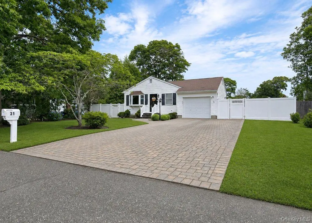 31 Westwood DR, Shirley, NY 11967