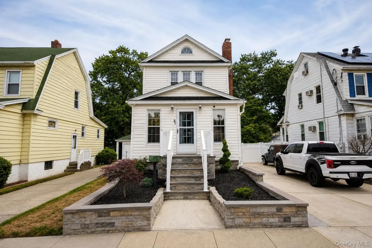 27 Avondale ST, Valley Stream, NY 11581