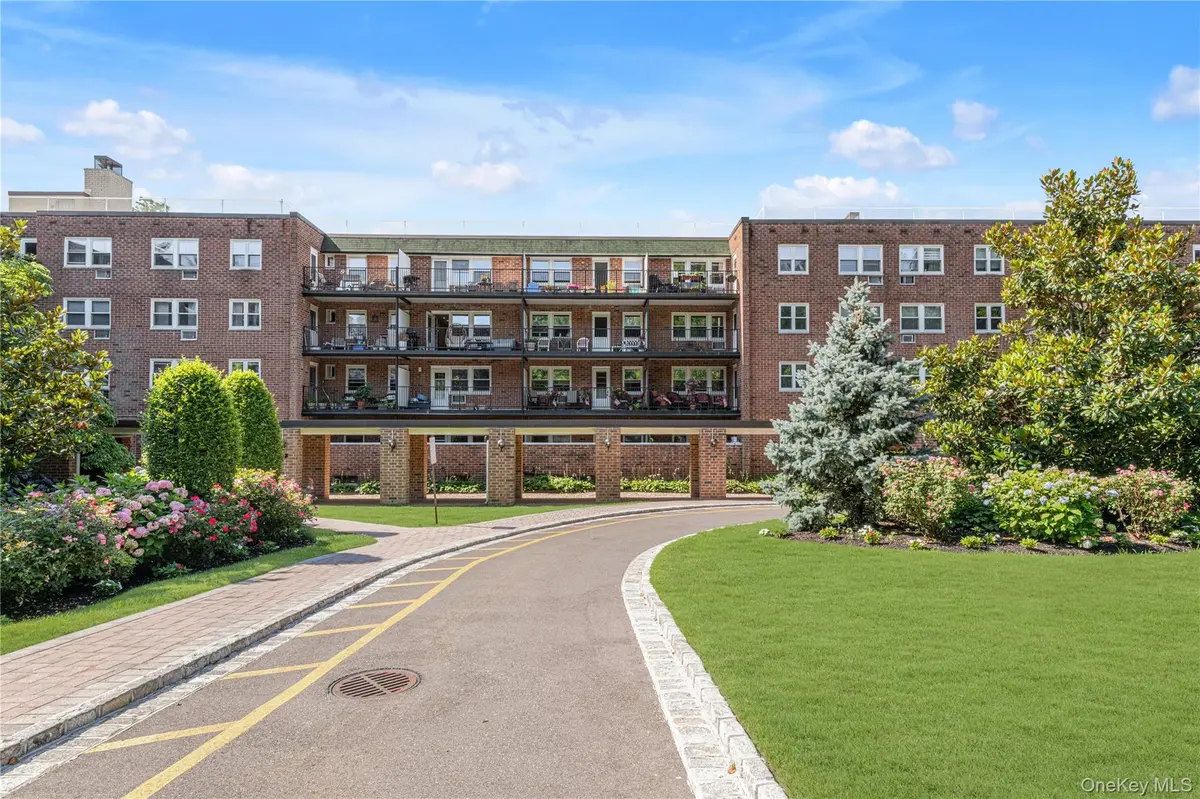 32 Pearsall AVE #3F, Glen Cove, NY 11542