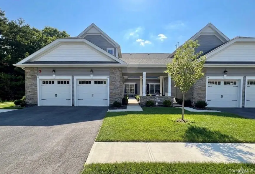 79 Willow CIR, Coram, NY 11727