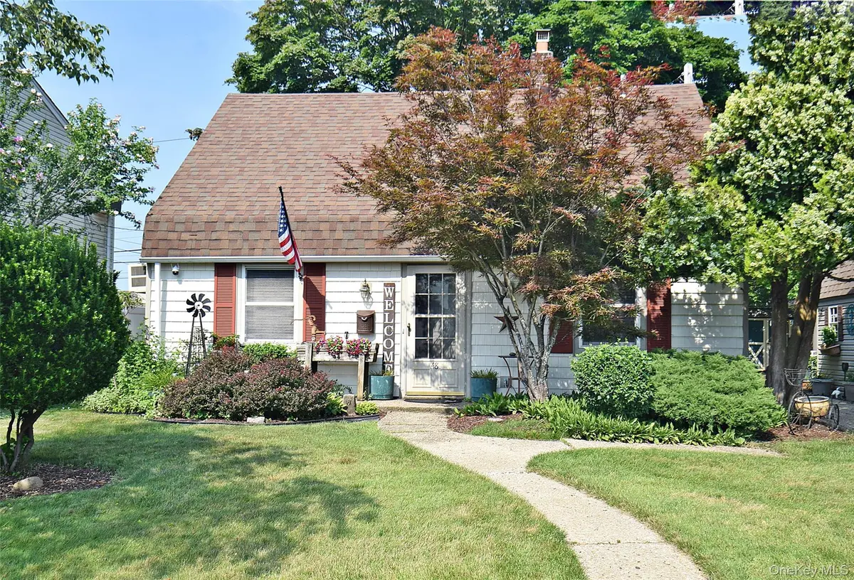 48 Barnyard LN, Levittown, NY 11756