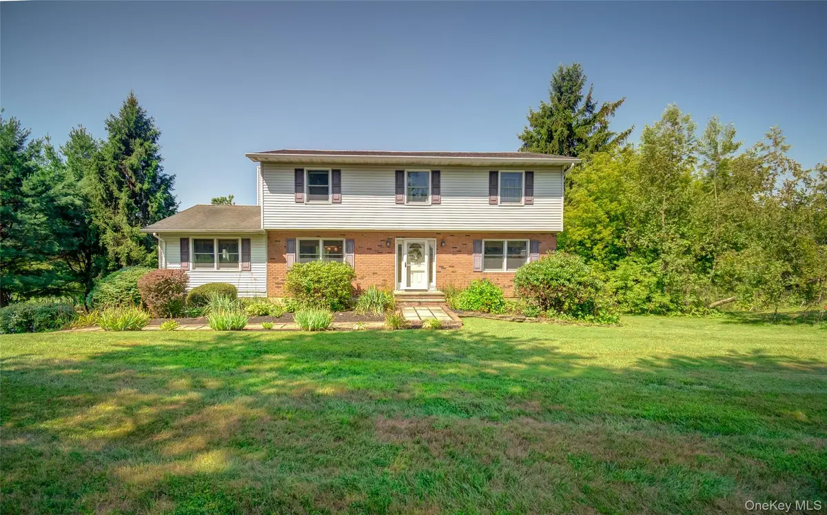54 Clearview CIR, Hopewell Junction, NY 12533