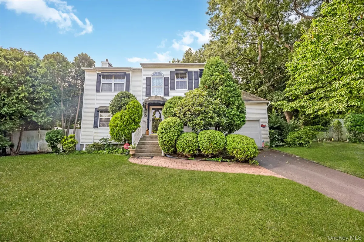10 Gaetano LN, Coram, NY 11727