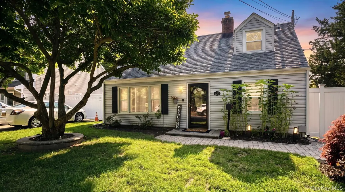 520 Riverside AVE, Massapequa, NY 11758