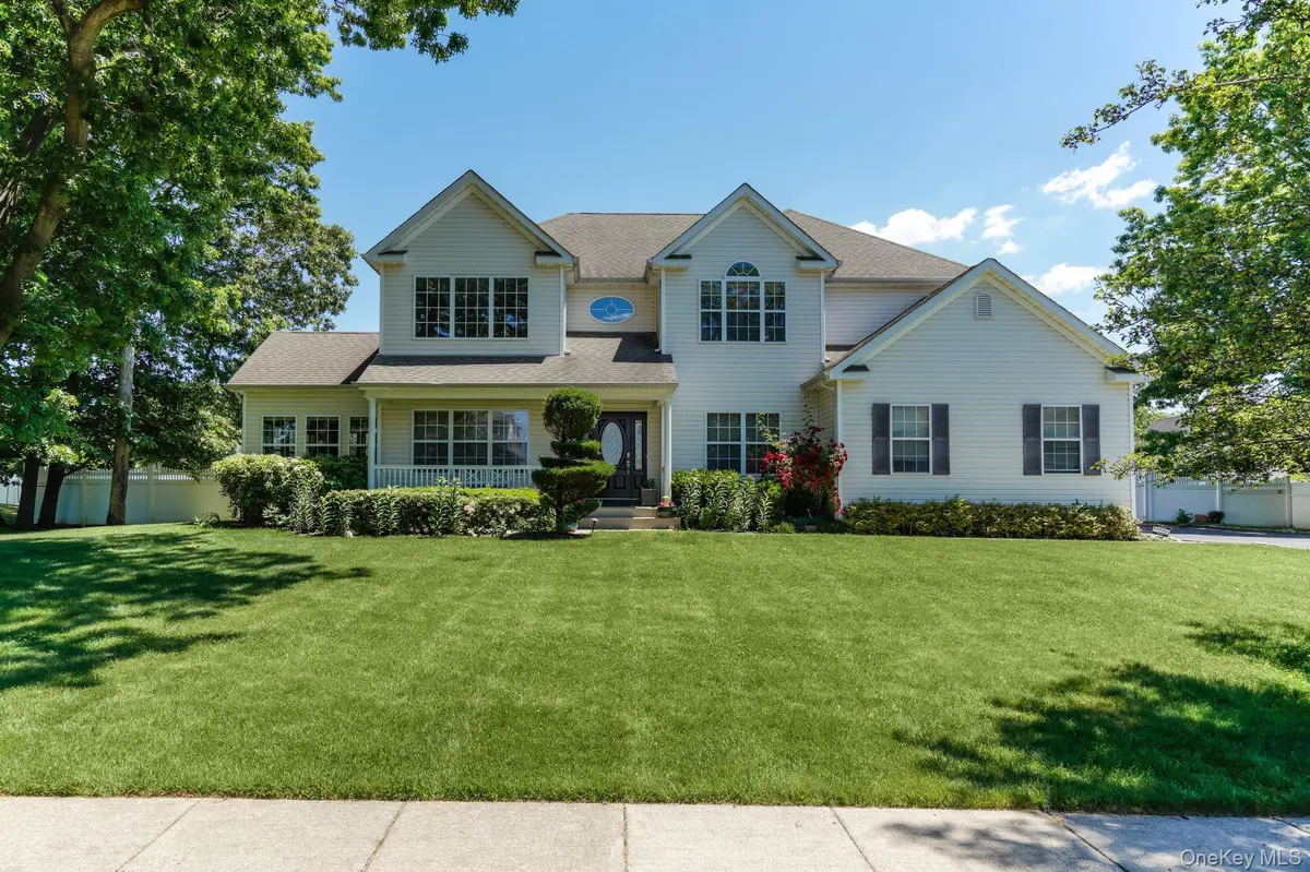 5 Daffodil LN, Lake Grove, NY 11755