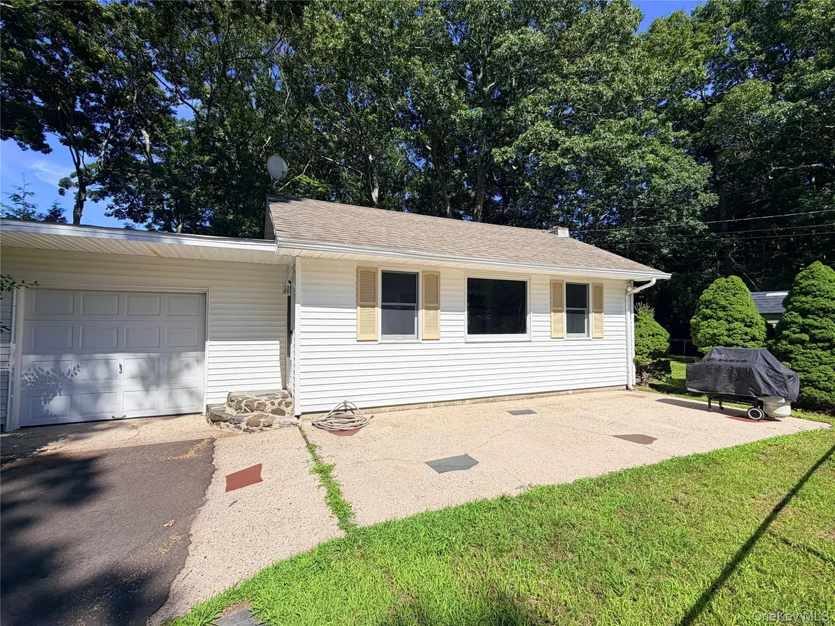 40 Hampton ST, Westhampton Beach, NY 11978