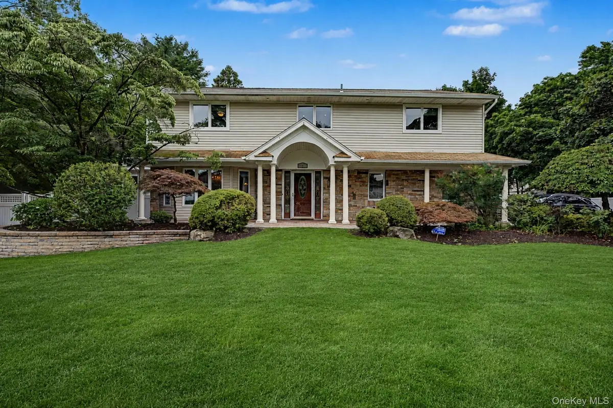 6 Field Daisy LN, East Northport, NY 11731