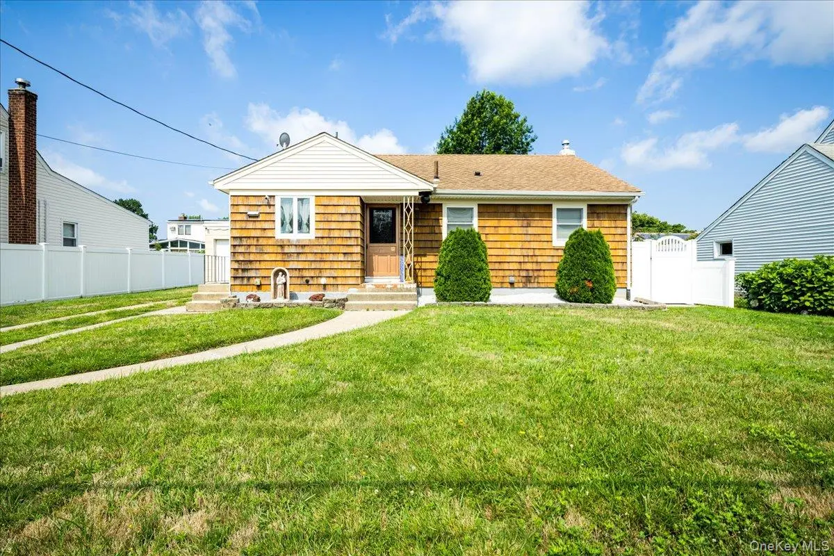 17 Joludow DR, Massapequa Park, NY 11762