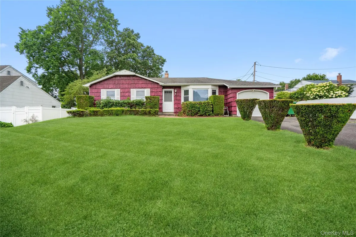 86 Cirrus RD, Holbrook, NY 11741