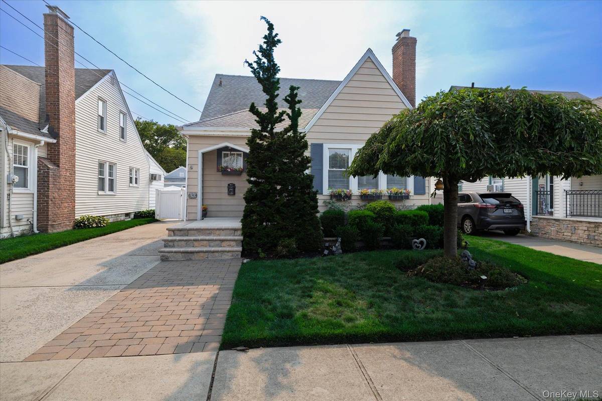 43 Devon ST, Malverne, NY 11565