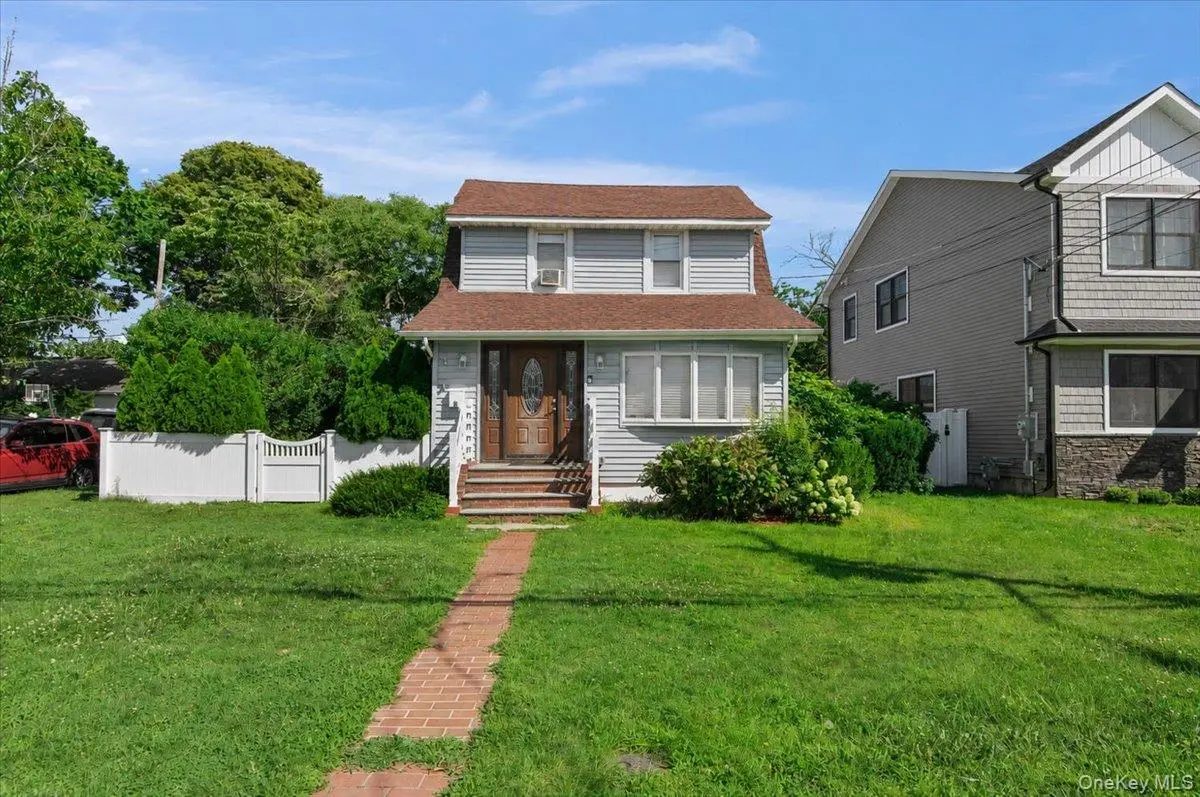 16 Marlboro PL, Bellmore, NY 11710