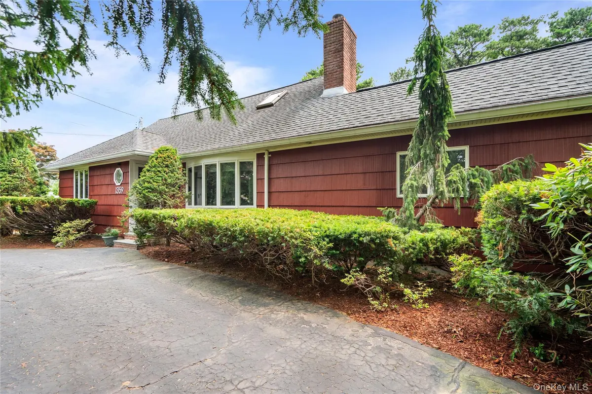 1359 Manor LN, Bay Shore, NY 11706