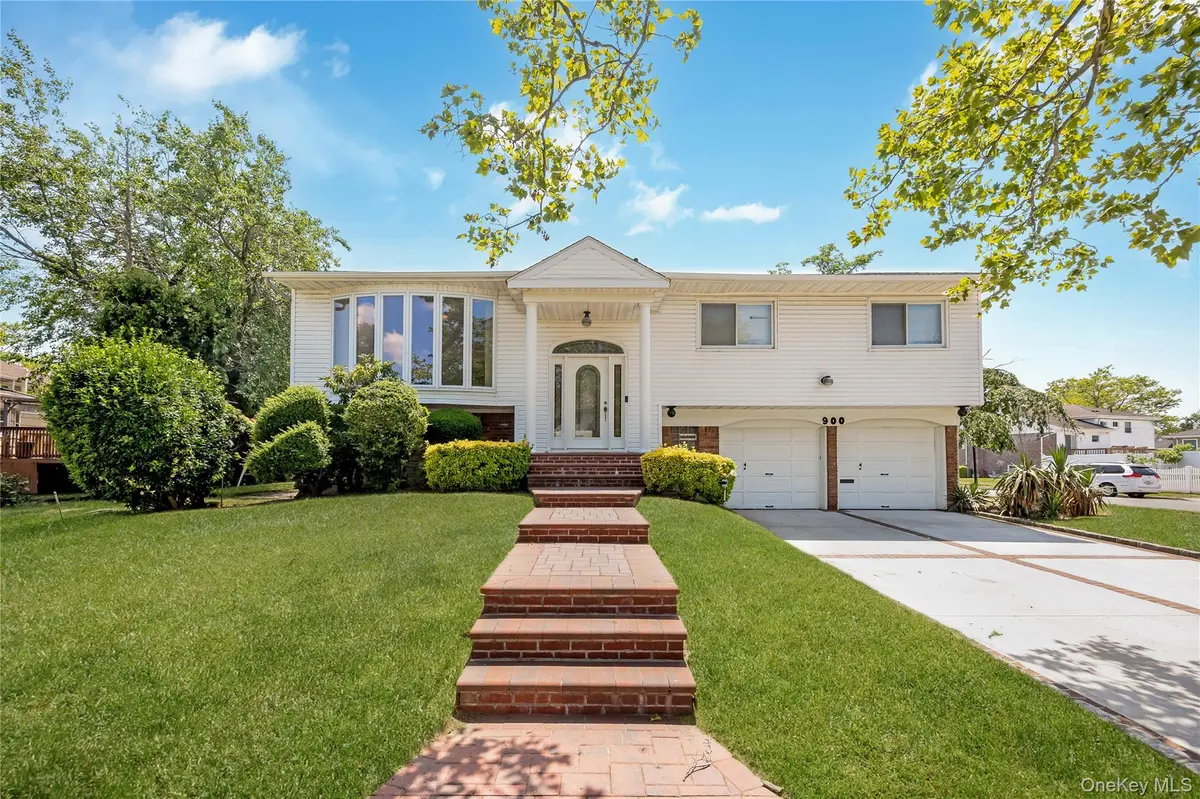 900 Flanders DR, North Woodmere, NY 11581