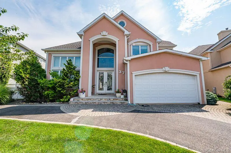 37 Crescent Cove CIR, Seaford, NY 11783