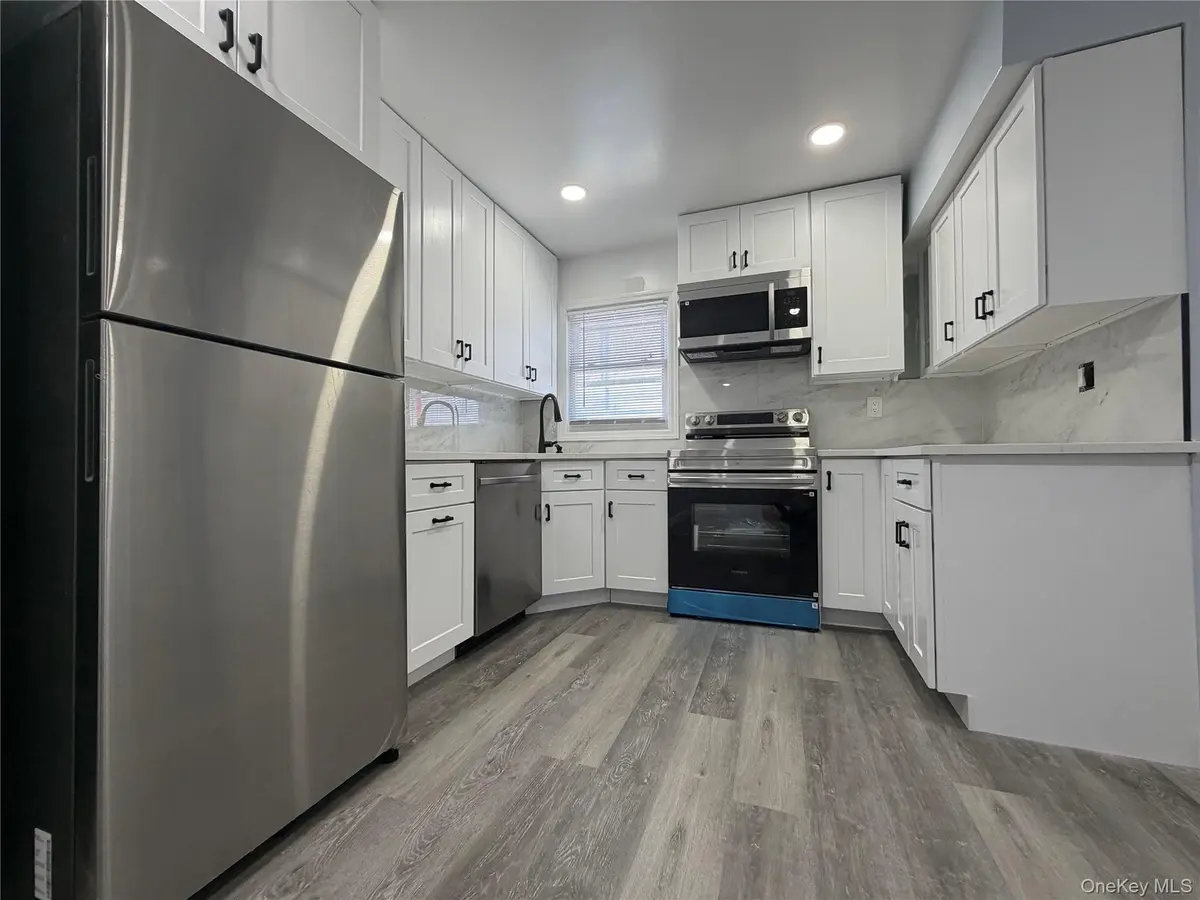 21 Cochran PL, Valley Stream, NY 11581