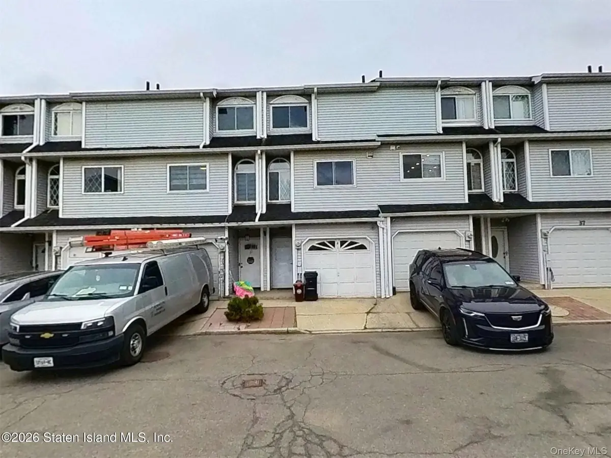41 Simmons LOOP, Staten Island, NY 10314