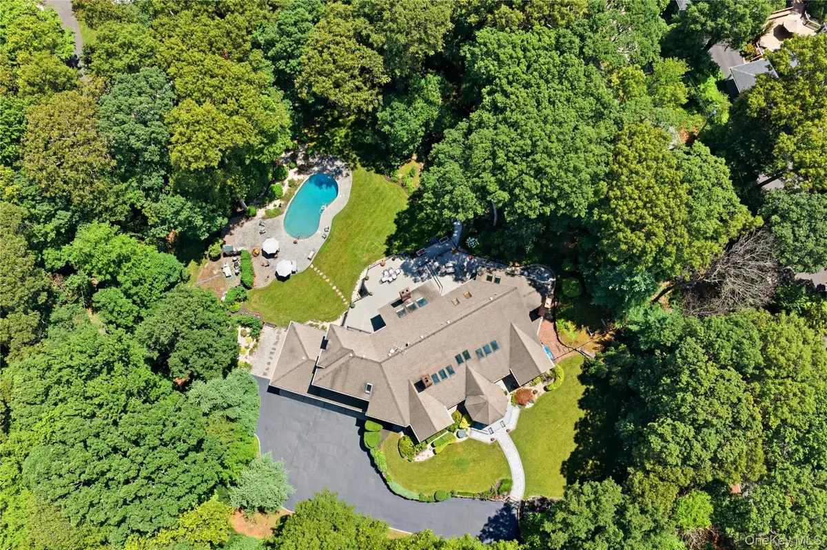 55 Meadow Glen RD, Northport, NY 11768