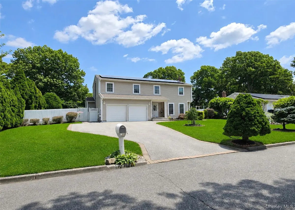 17 Carriage LN, Centereach, NY 11720