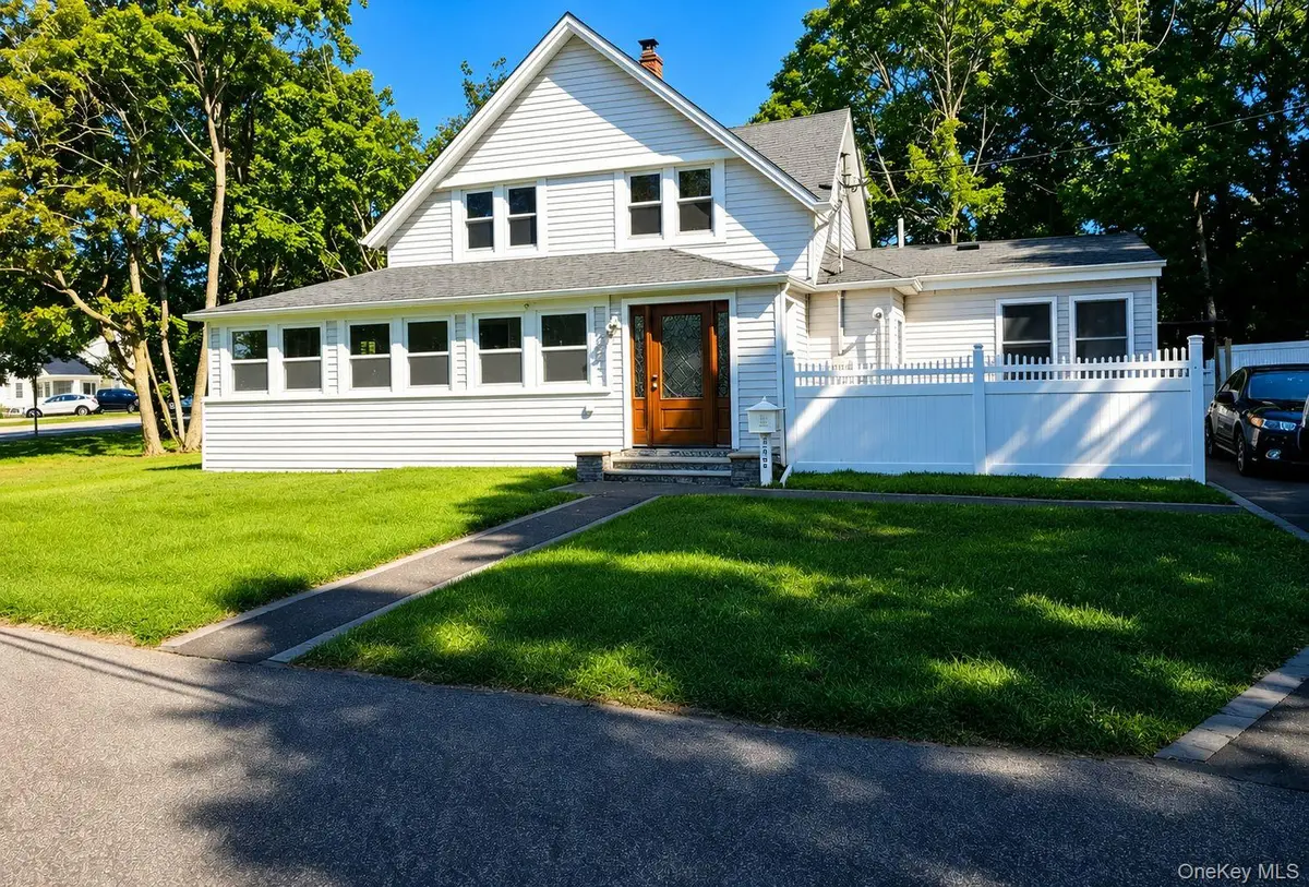165 Cedar ST, Amityville, NY 11701