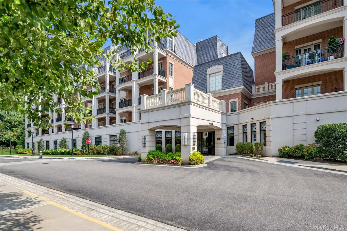 3000 Royal CT #3107, North Hills, NY 11040