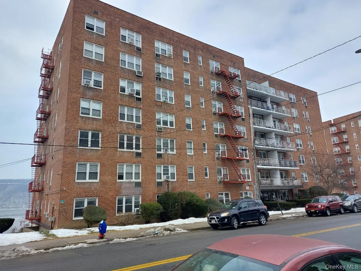679 Warburton AVE #1L, Yonkers, NY 10701