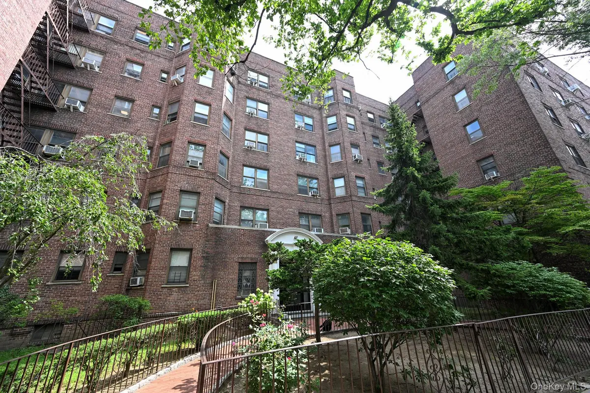 61-41 Saunders ST #B25, Rego Park, NY 11374