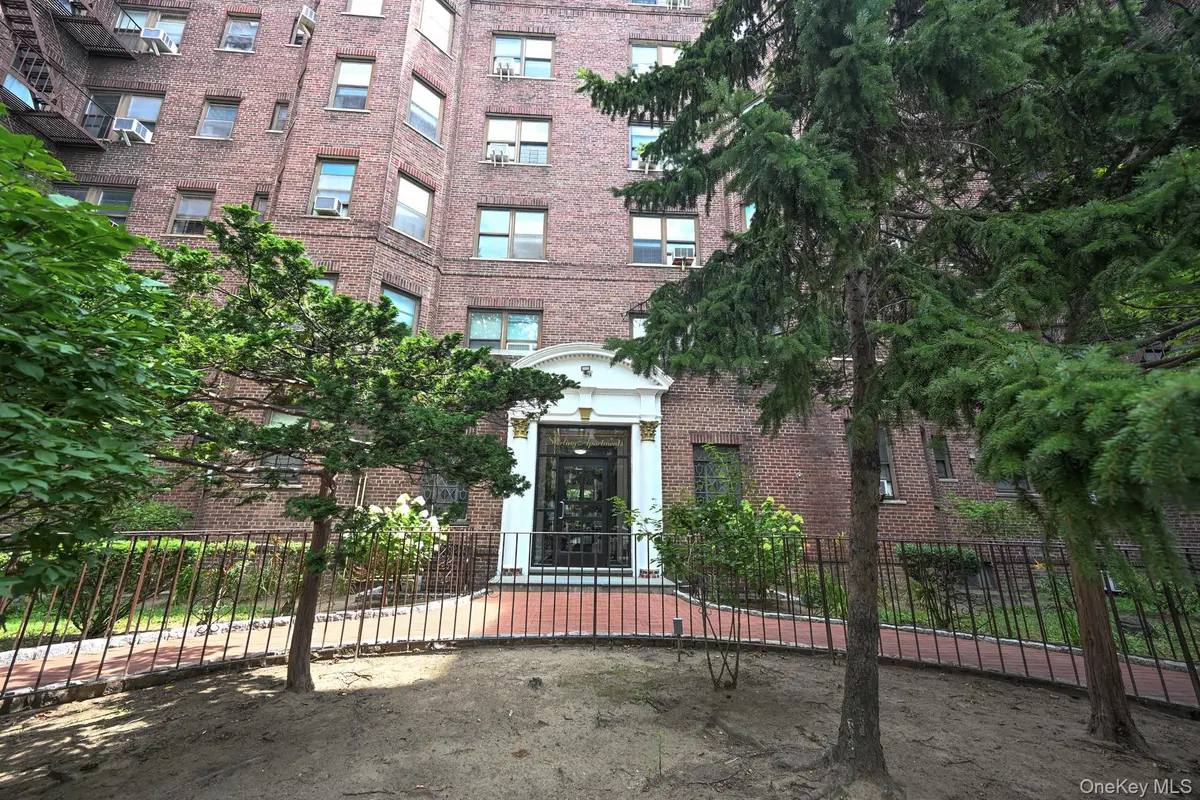 61-41 Saunders ST #B25, Rego Park, NY 11374
