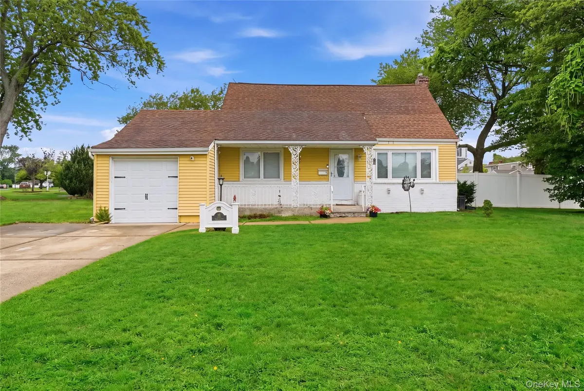 11 Mell DR, North Babylon, NY 11703
