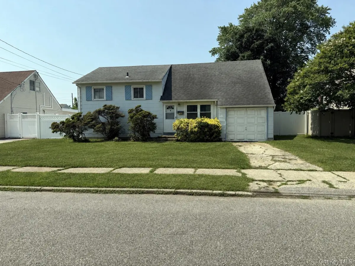 1020 N Niagara AVE, Lindenhurst, NY 11757