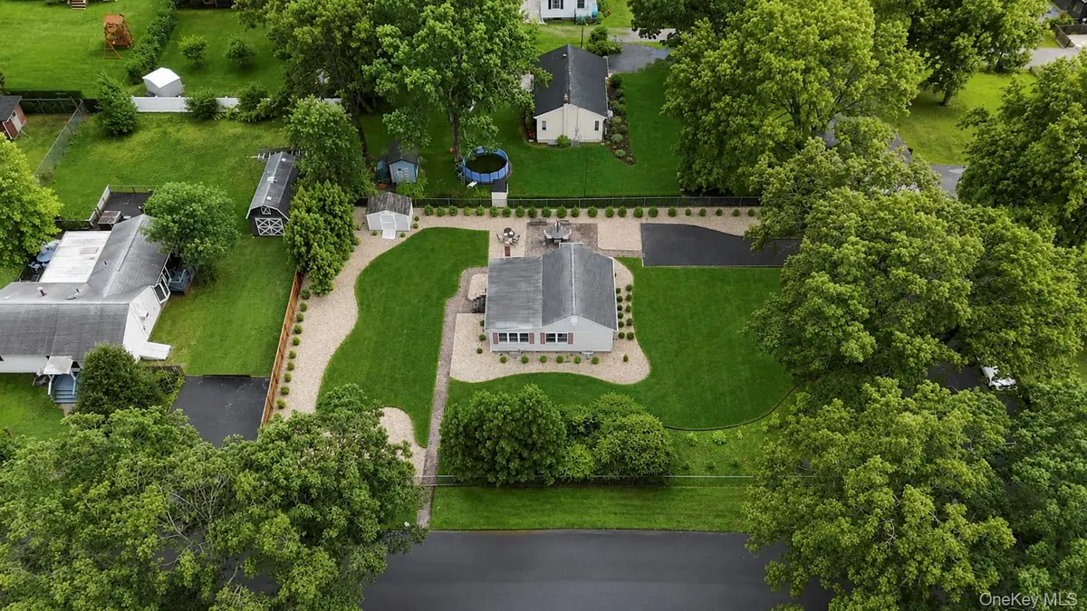 2 Fox LN, Shoreham, NY 11786