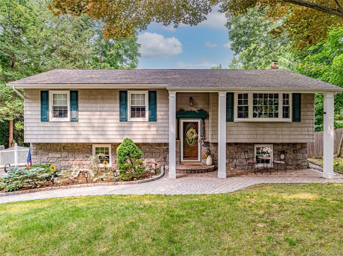 41 Oak ST, Smithtown, NY 11787