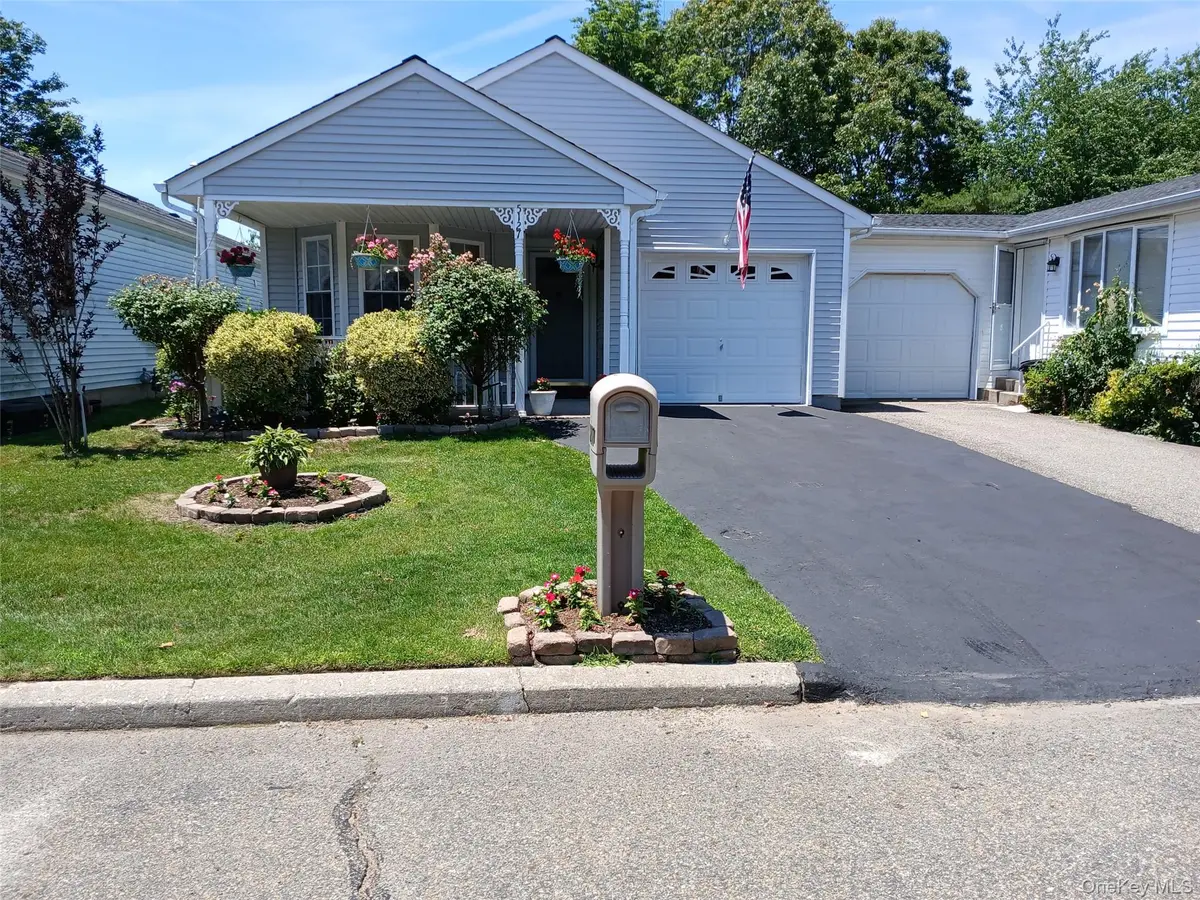 5127 Village CIR, Manorville, NY 11949