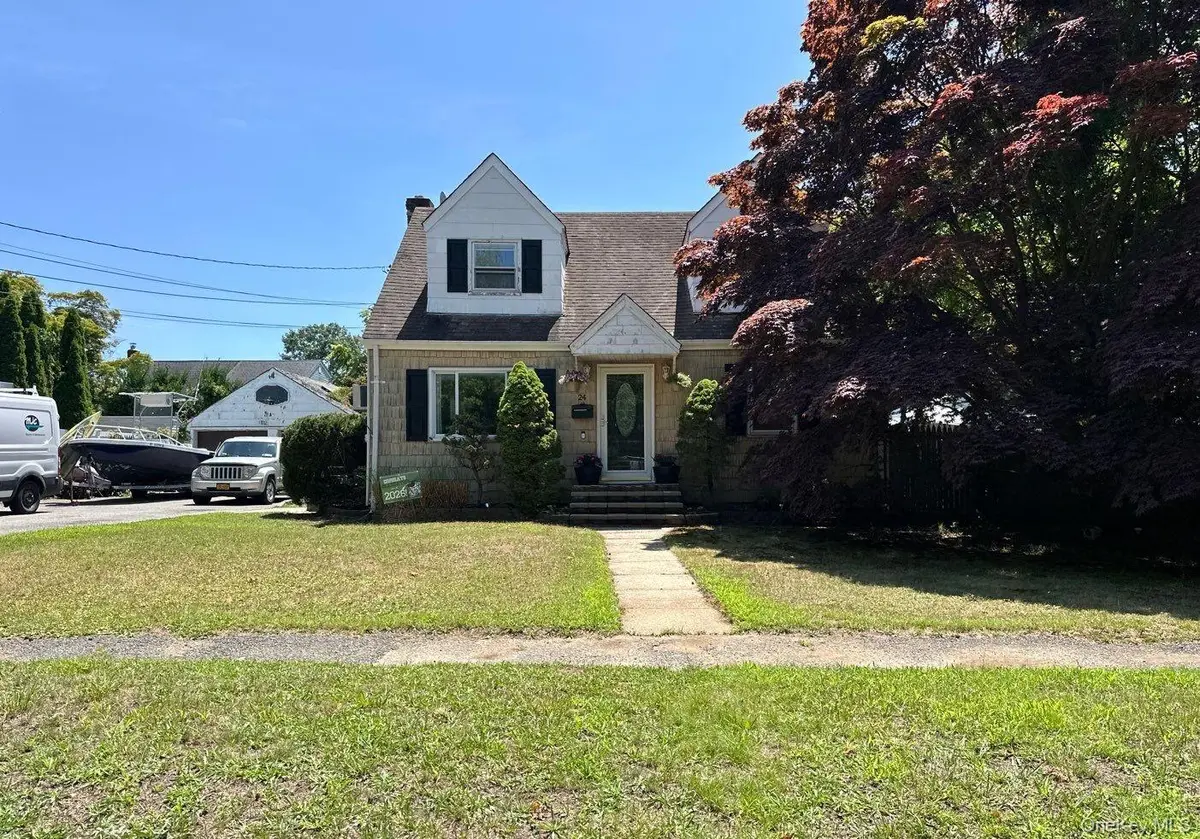 24 Gates ST, Greenlawn, NY 11740