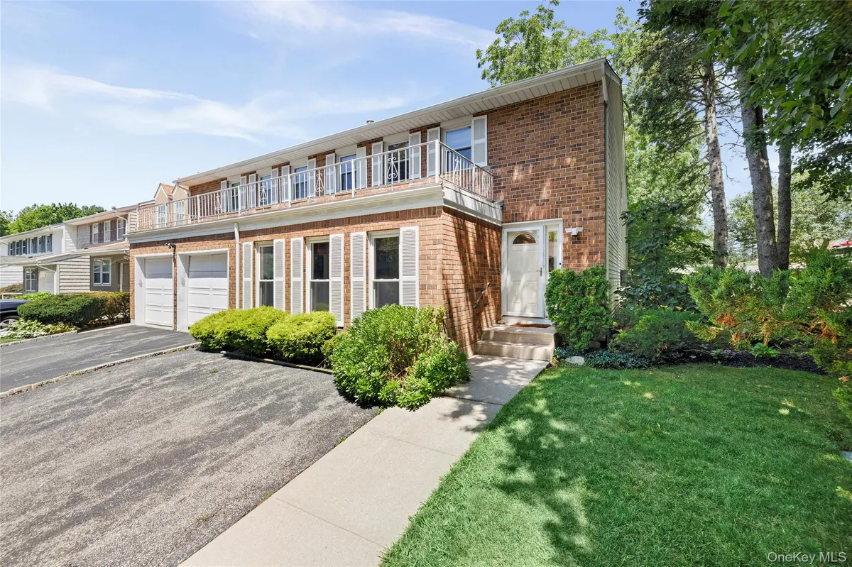 26 Jennings LN, Woodbury, NY 11797