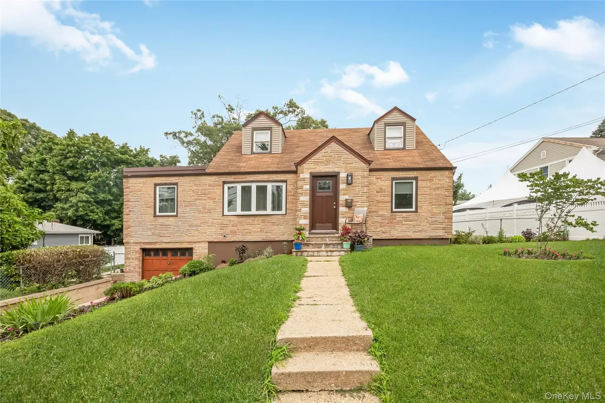 285 Starke AVE, East Meadow, NY 11554