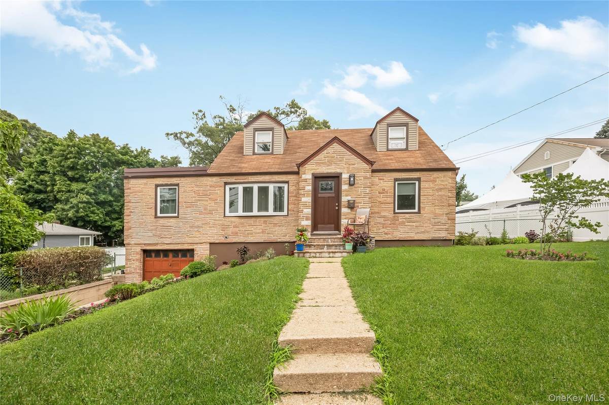 285 Starke AVE, East Meadow, NY 11554