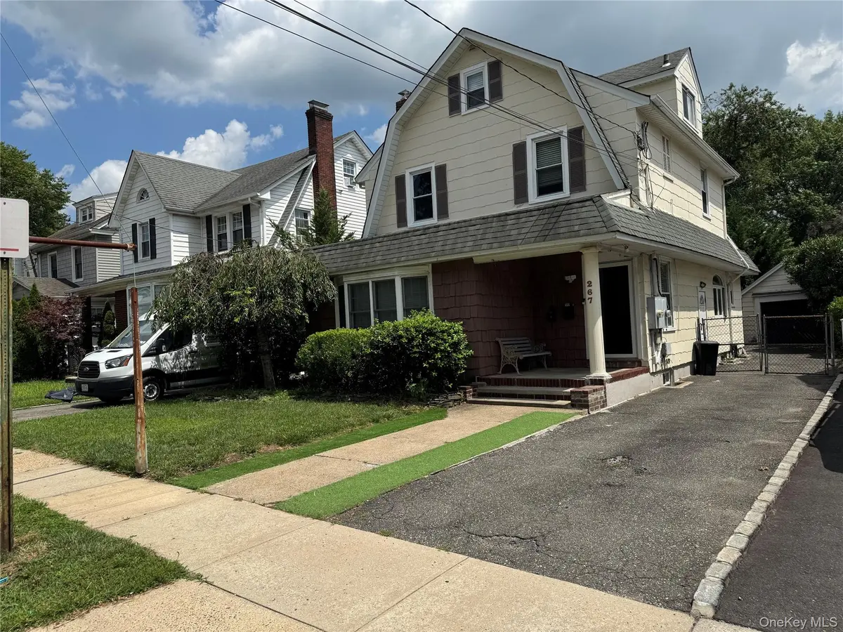 267 Plainfield AVE #1F, Floral Park, NY 11001