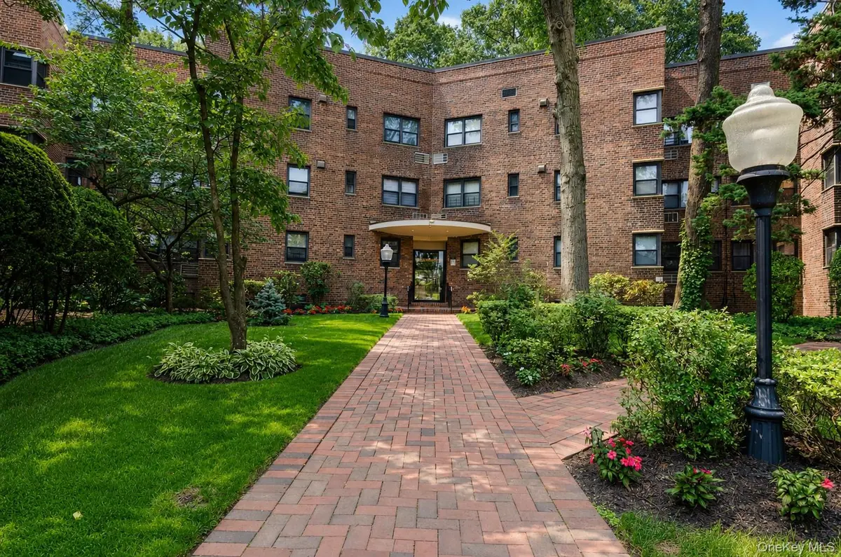 50 Brompton RD #2N, Great Neck, NY 11021