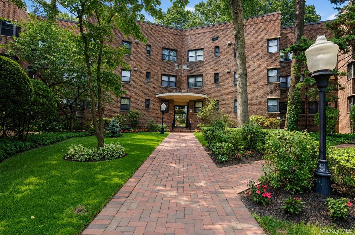 50 Brompton RD #2N, Great Neck, NY 11021