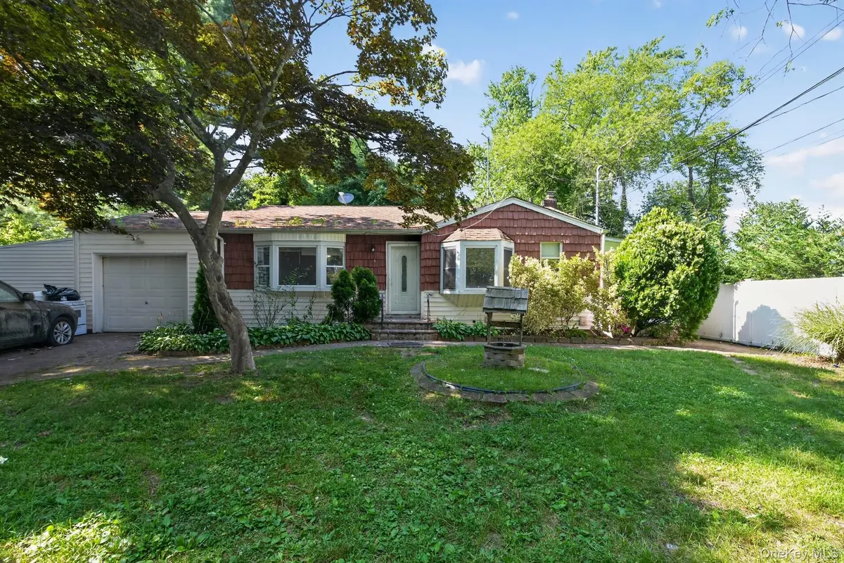 3 Hickory PL, Bay Shore, NY 11706