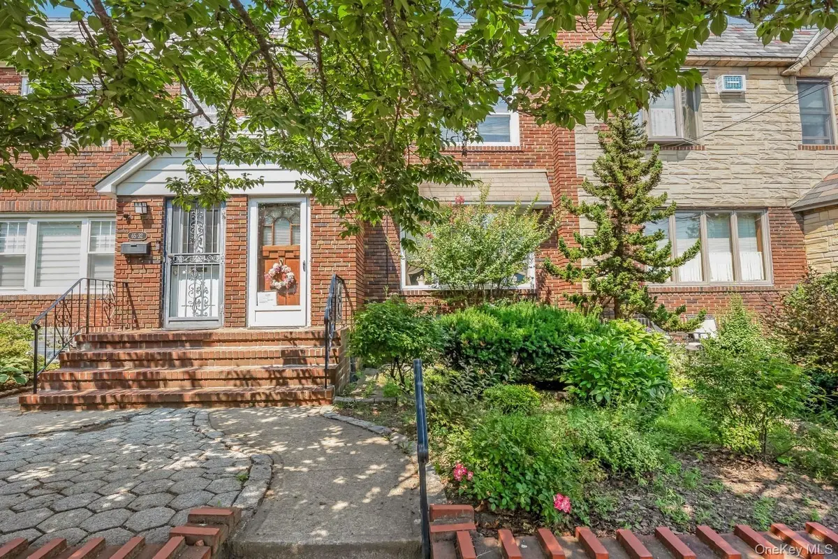 65-30 78th ST, Middle Village, NY 11379