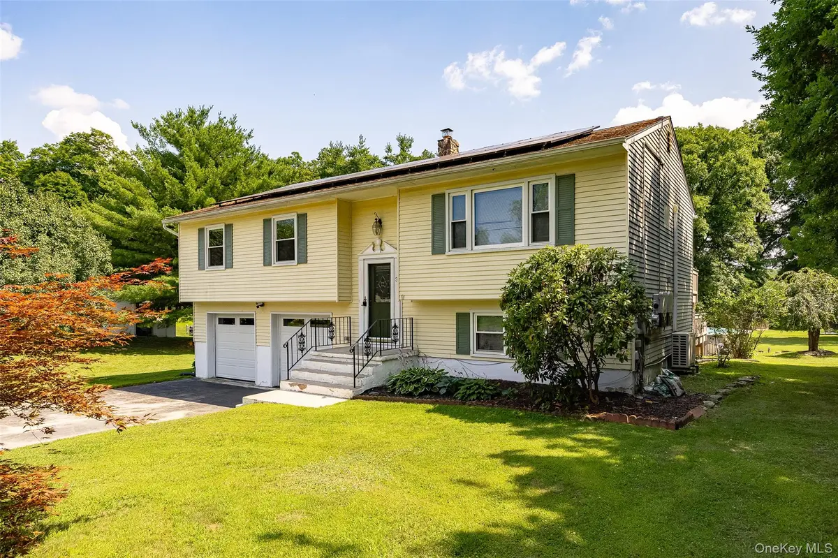 38 Forest Valley RD, Pleasant Valley, NY 12569