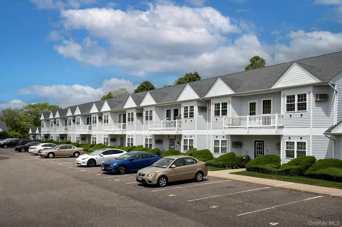 30 BAY POINT CT #16, West Babylon, NY 11704