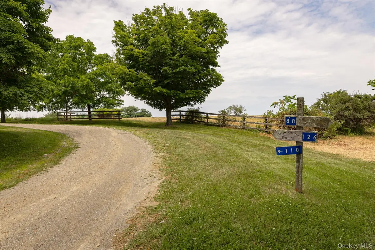 88 Top of the Hill LN, Stanfordville, NY 12581