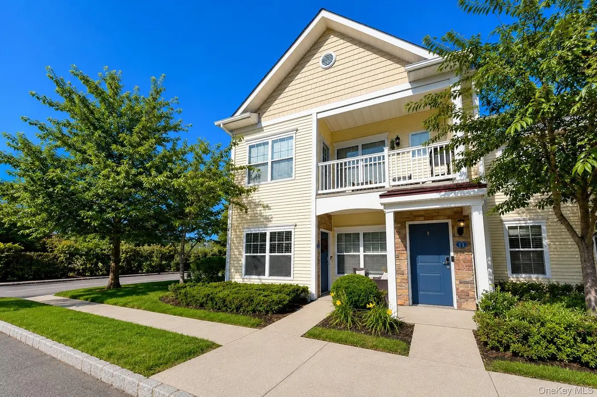 10 Lager LN, Patchogue, NY 11772