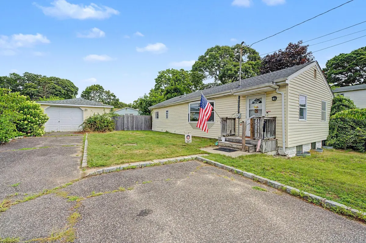 257 Elizabeth AVE, Holbrook, NY 11741